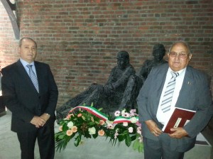 Caruso e Scandereberg davanti al Monumento ai Minatori.