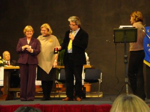 La Presidente del Premio riceve la medaglia del CTIM alla presenza del Sindaco Fantoni