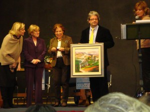 La premiazione della Sig.ra Robiolio. Da sinistra: J. Stradaioli, la Presidente del Premio L. Fiorini, D. Robiolio, il Sindaco di Pratovecchio A. Fiorini e V. Bisti   